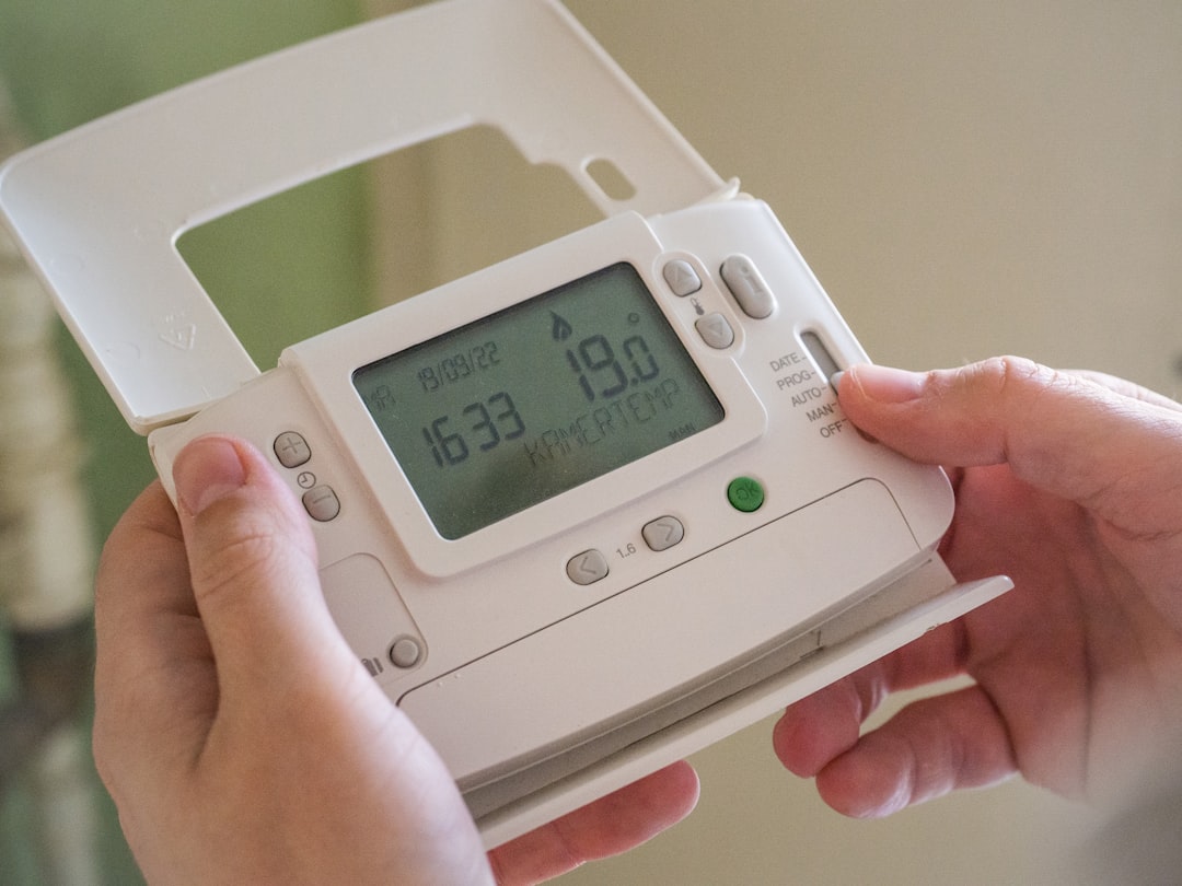 Reptile thermostat guide: on/off vs. dimming vs. pulse proportional hero image